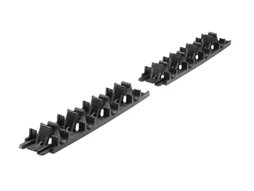 Schwarze Clipschiene von TECE, modular erweiterbar, mit mehreren Halterungen zur Befestigung von Materialien, selbstklebend.